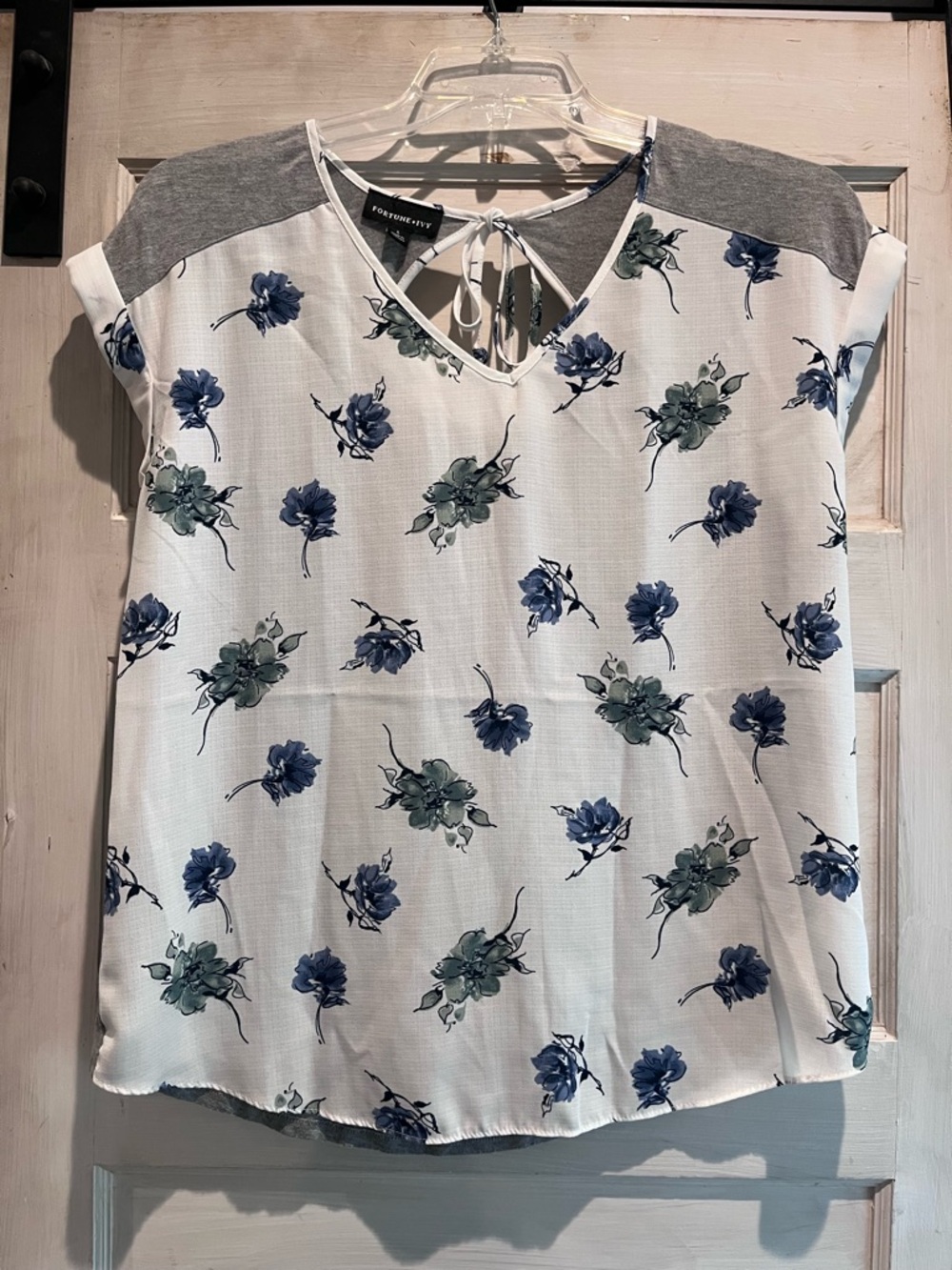 Fortune + Ivy White Floral Tie-Back Cap Sleeve Blouse